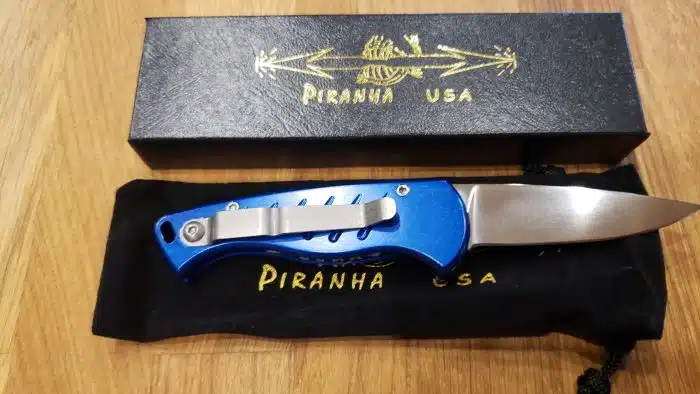 Piranha P-2B Fingerling Blue Handle Automatic Knife - Image 2