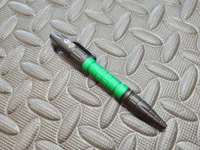 Heretic Knives Thoth Pen Black Tail/End Cap, Toxic Green Barrel/Bolt H038-AL-TXGRN - Image 2