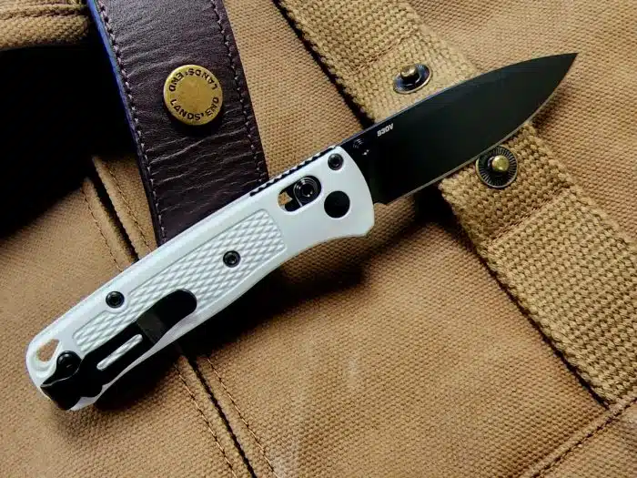 Benchmade Mini Bugout 533BK-1 AXIS Lock Black DLC S30V White Grivory Handle