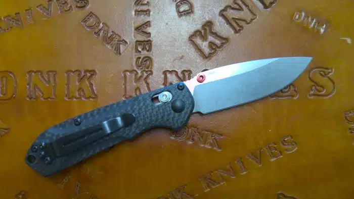 Benchmade Mini Freek 3" Stonewashed S90V Carbon Fiber Red Accents 565-1 - Image 2