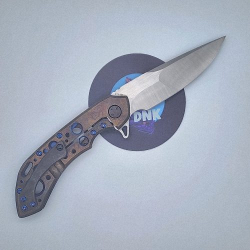 Olamic Cutlery Wayfarer 247 Satin CTS-XHP Drop Point Antique Entropic Ti Flipper Acid Rain Blue Ano Accents