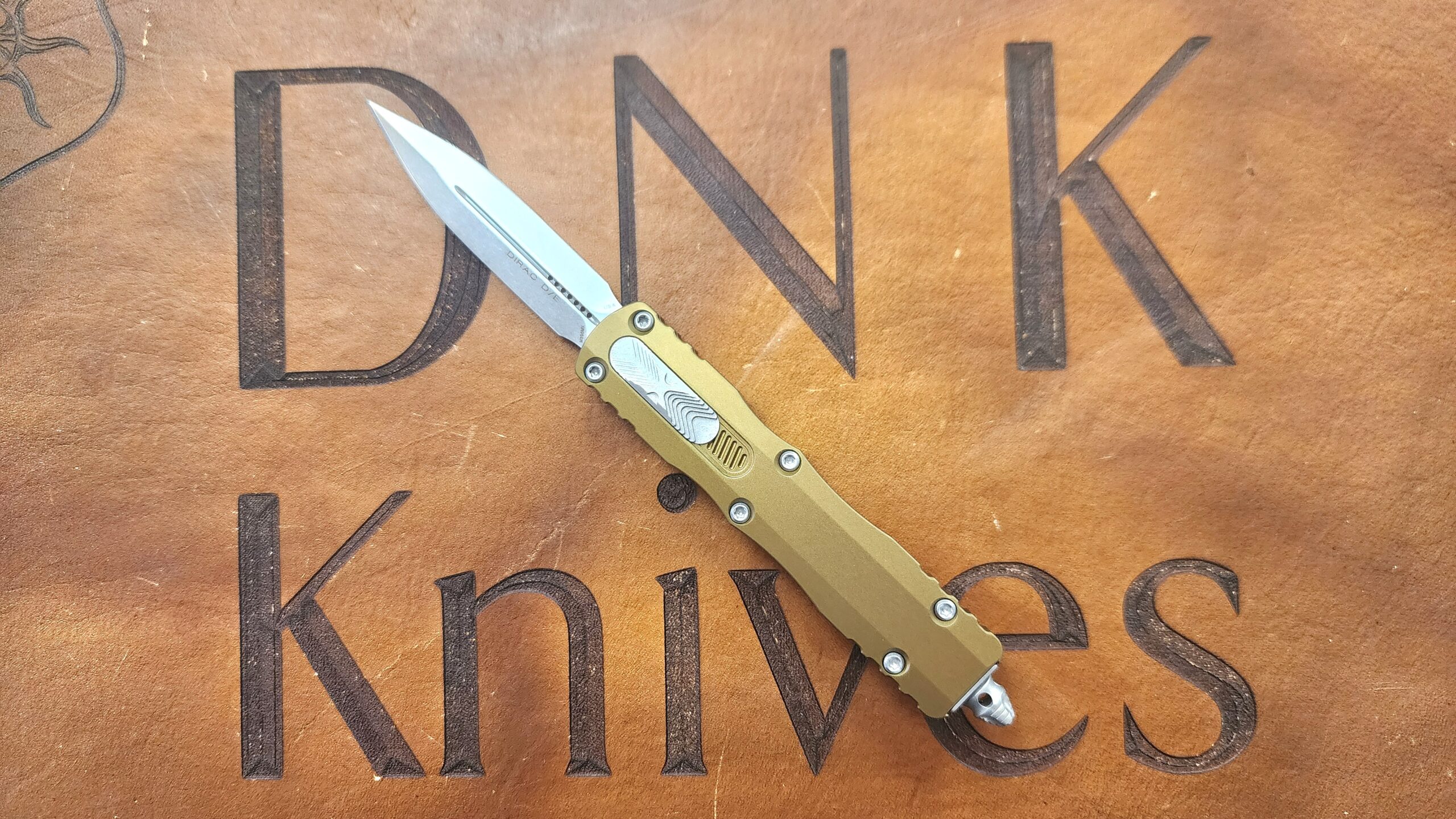 Microtech Dirac 225-10TA D/E Tactical Standard Blade Tan Aluminum Chassis Microtech Dirac 225-10TA D/E Tactical Standard Blade Tan Aluminum Chassis