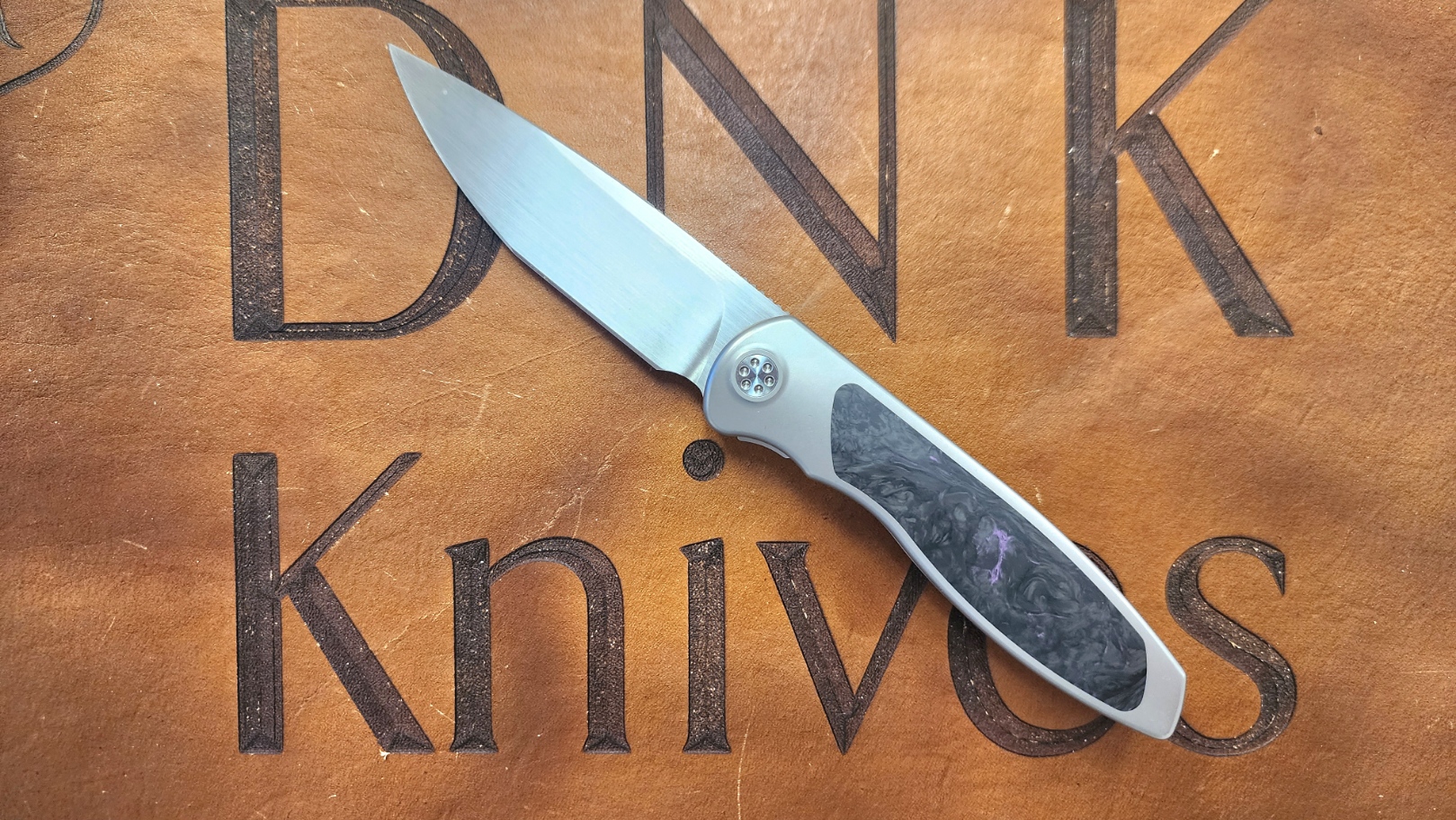 Kaviso x Sharp By Design Mini Tempest M390, Hand Rubbed Satin, Purple Haze CF Kaviso x Sharp By Design Mini Tempest M390, Hand Rubbed Satin, Purple Haze CF