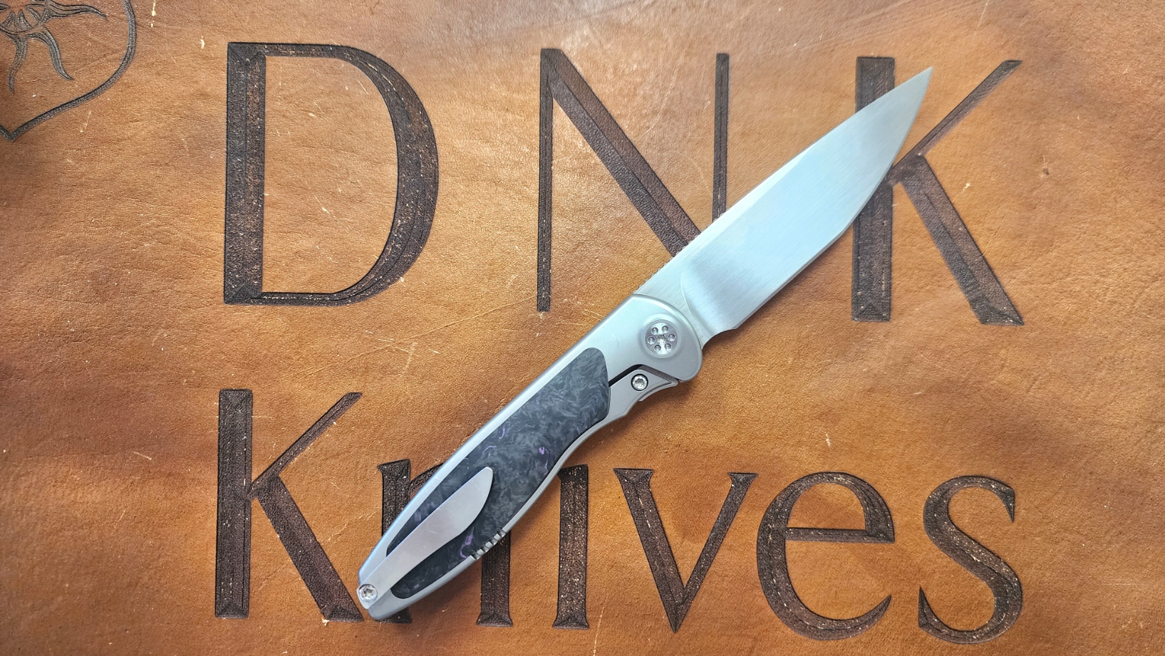 Kaviso x Sharp By Design Mini Tempest M390, Hand Rubbed Satin, Purple Haze CF Kaviso x Sharp By Design Mini Tempest M390, Hand Rubbed Satin, Purple Haze CF - Image 2