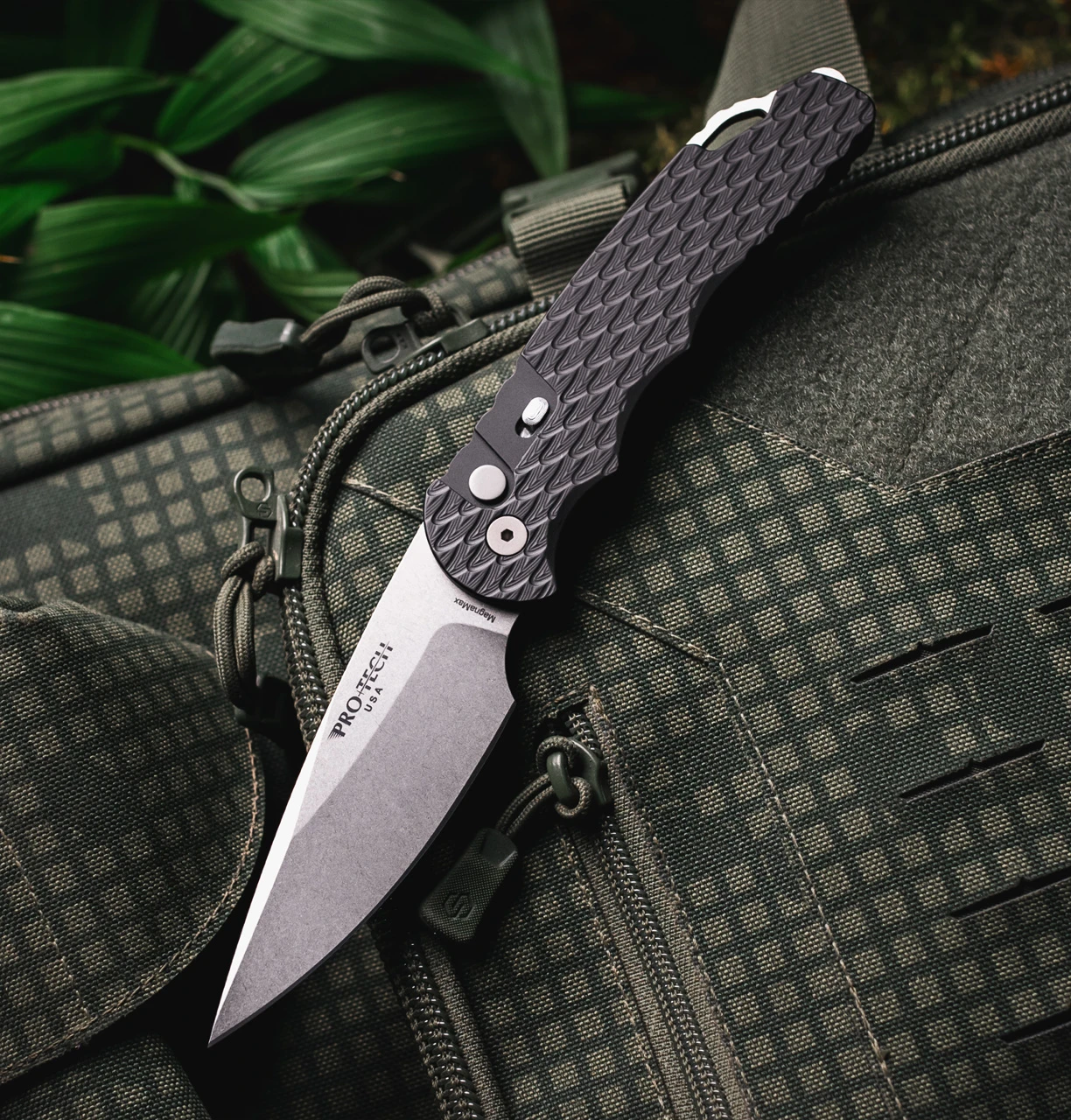 Pro-Tech TR-4 T4105 Feather MagnaMax Automatic Knife, Stonewashed MagnaMax Blade & Black Feather-Textured Aluminum Handle Pro-Tech TR-4 T4105 Feather MagnaMax Automatic Knife, Stonewashed MagnaMax Blade & Black Feather-Textured Aluminum Handle