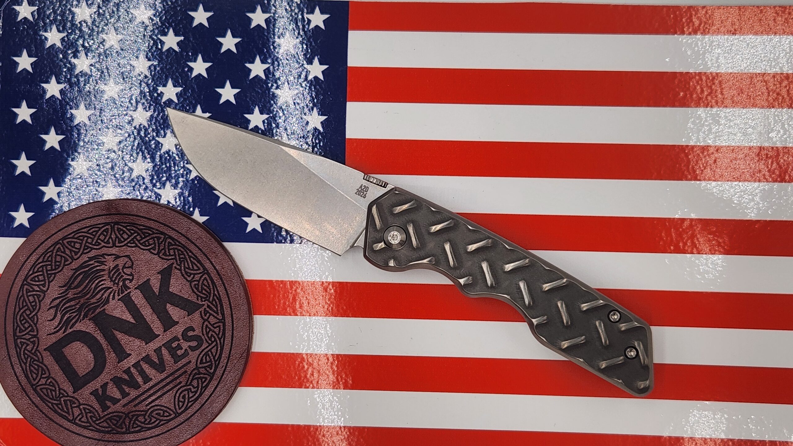 Attention to Detail (A2D) Knives Gen 4 Mark 3 Medium Folding Knife – MagnaCut Drop Point Rising Grind, Titanium Treadplate, Grey Wash Attention to Detail (A2D) Knives Gen 4 Mark 3 Medium Folding Knife – MagnaCut Drop Point Rising Grind, Titanium Treadplate, Grey Wash