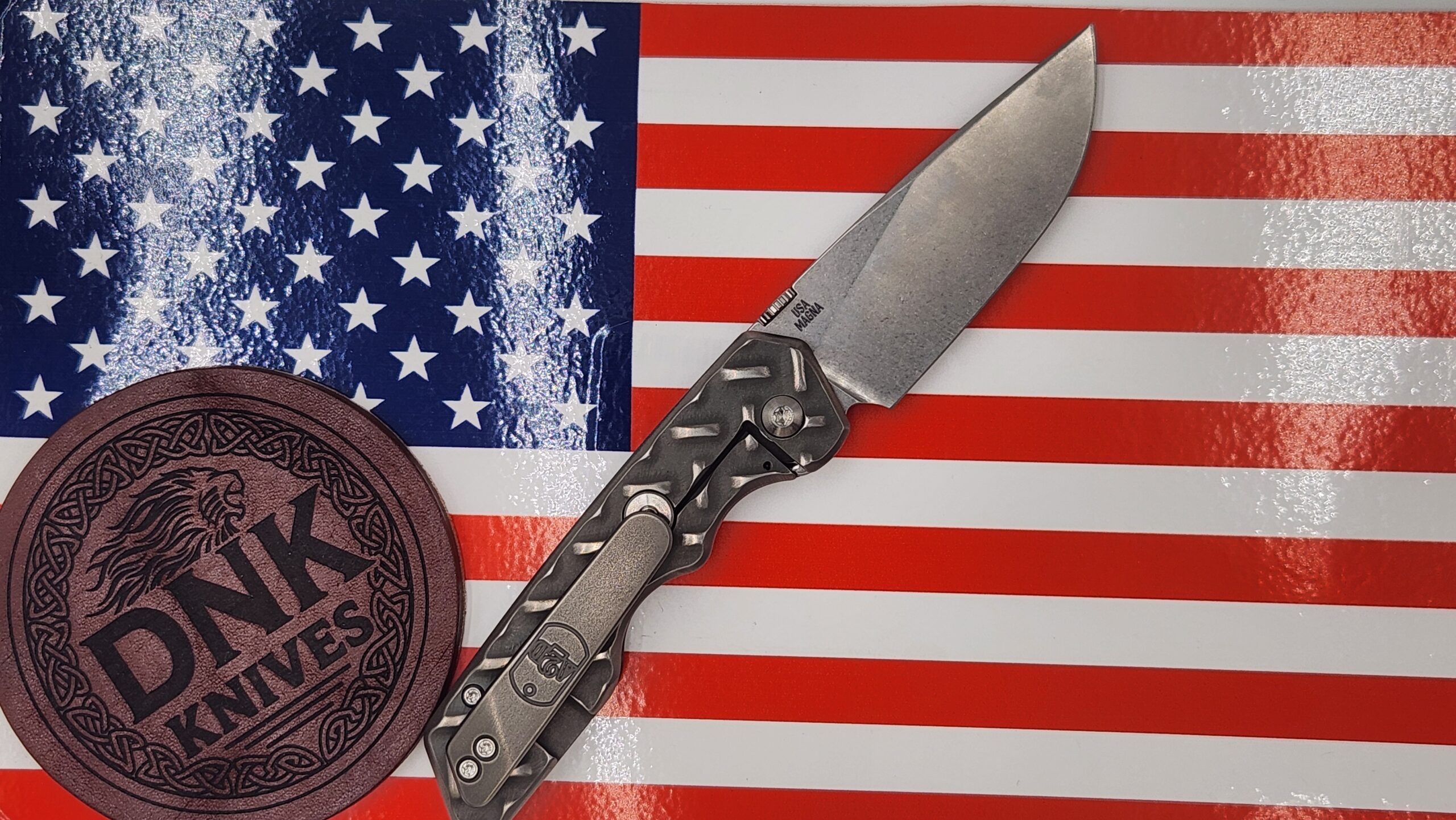 Attention to Detail (A2D) Knives Gen 4 Mark 3 Medium Folding Knife – MagnaCut Drop Point Rising Grind, Titanium Treadplate, Grey Wash Attention to Detail (A2D) Knives Gen 4 Mark 3 Medium Folding Knife – MagnaCut Drop Point Rising Grind, Titanium Treadplate, Grey Wash - Image 2