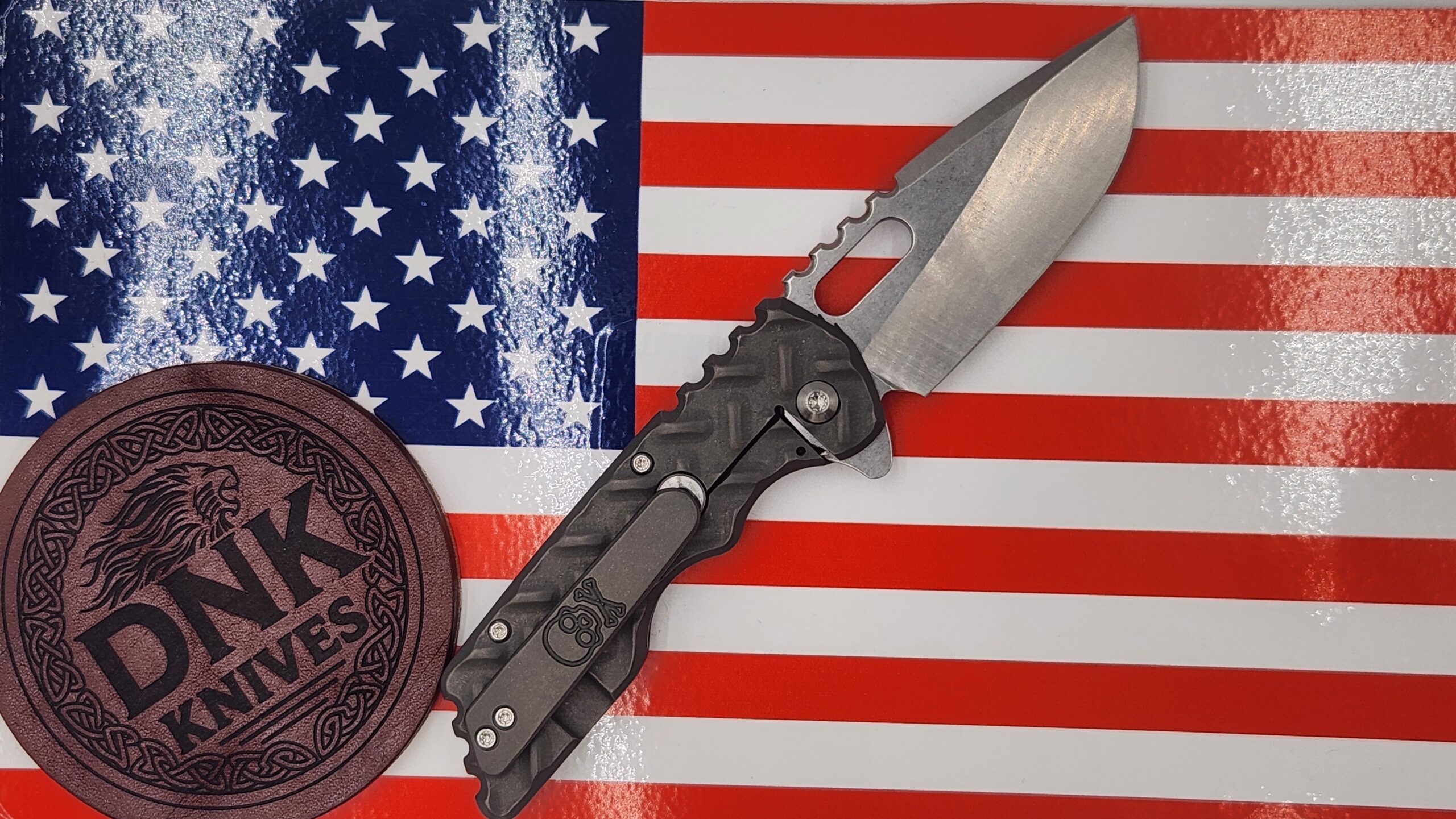 Attention to Detail (A2D) Knives Gen 4 Mark 2B Medium Folding Knife – MagnaCut Drop Point Rising Grind, Titanium Treadplate, Grey Wash Attention to Detail (A2D) Knives Gen 4 Mark 2B Medium Folding Knife – MagnaCut Drop Point Rising Grind, Titanium Treadplate, Grey Wash - Image 2