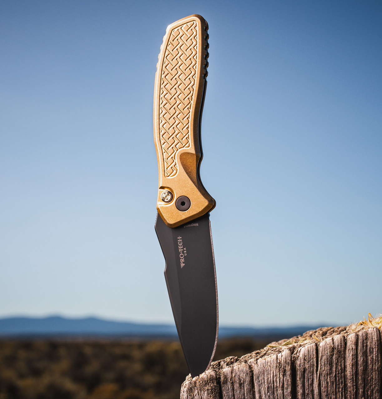 Pro-Tech × Spartan Blades Pallas 2026 Pallas Custom 006 Automatic Knife, DLC Black MagnaCut Clip Point & Gold-Tone Weave-Textured AlBronze Pro-Tech × Spartan Blades Pallas 2026 Pallas Custom 006 Automatic Knife, DLC Black MagnaCut Clip Point & Gold-Tone Weave-Textured AlBronze